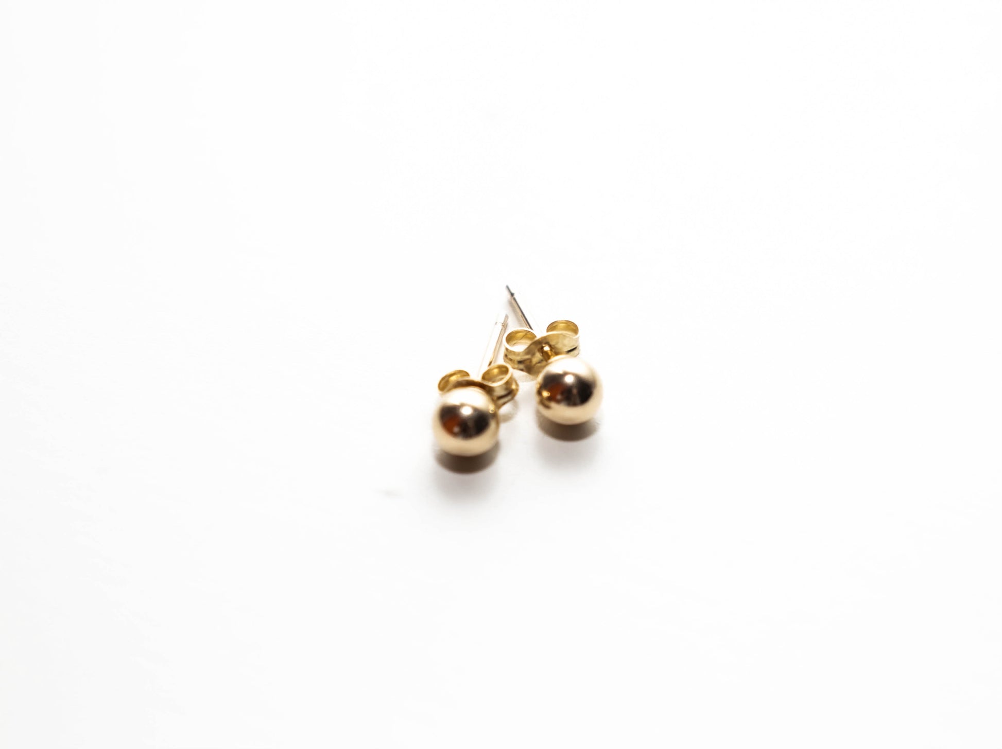 14K round gold studs in yellow gold