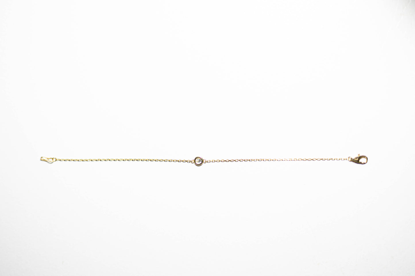 Single diamond bracelet in 14k solid yellow gold